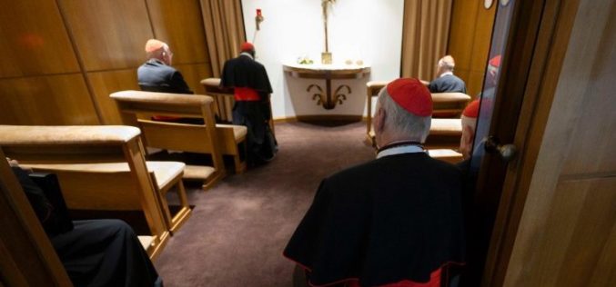 Кардиналите ги повикуваат верниците да се молат за нив при изборот на новиот Папа