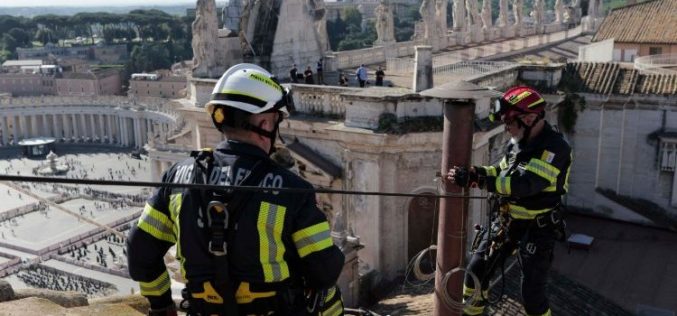 Поставен е оџакот во Сикстинската капела