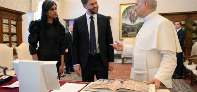 Папата Лав XIV се сретна со американскиот потпретседател Венс