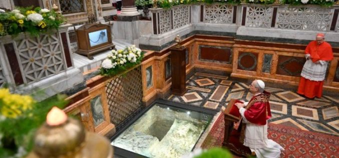 Папата Лав се помоли на гробот на Свети Павле