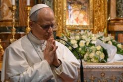 Папата Лав XIV тагува за жртвите од авионската несреќа во Индија