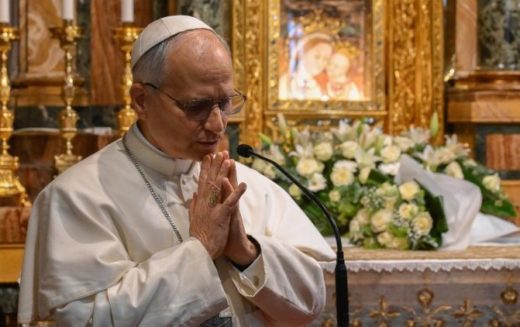 Папата Лав XIV тагува за жртвите од авионската несреќа во Индија