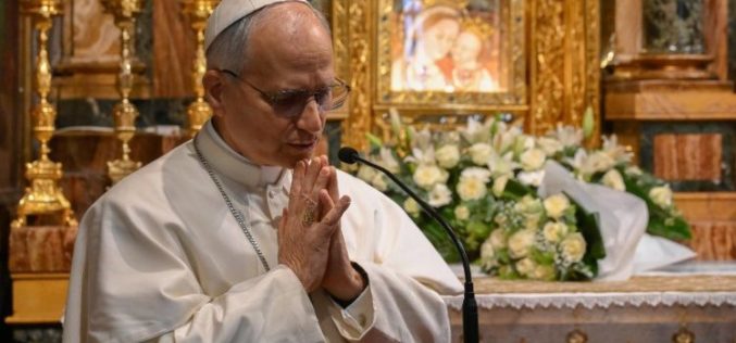 Папата Лав XIV тагува за жртвите од авионската несреќа во Индија