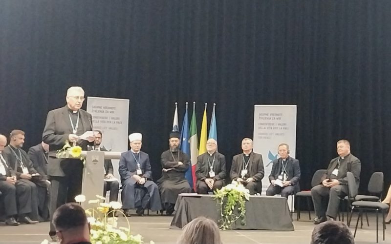 Копер: Епископот Стојанов се обрати на Вториот форум за мир и дијалог на Балканот