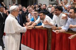 Папата Лав до семинаристите: Бидете исполнети со жар за свештеничкиот живот