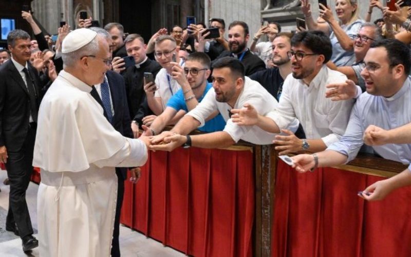 Папата Лав до семинаристите: Бидете исполнети со жар за свештеничкиот живот