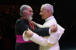 Папата до свештениците: „Никој овде не е сам“