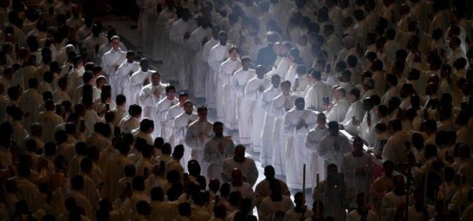 Папата: Свештениците се повикани на ентузијазам, великодушност и близина, без да се штедат себеси