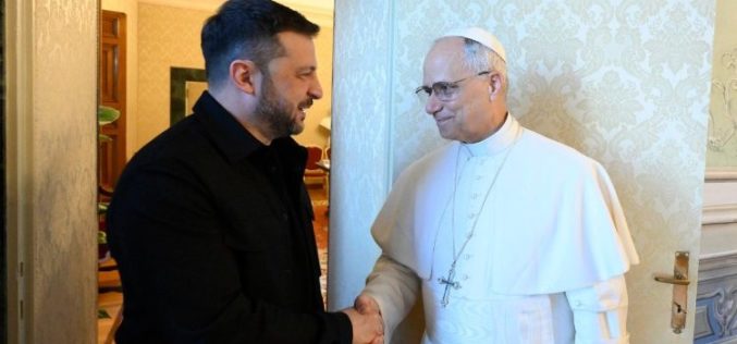 Папата се сретна со украинскиот претседател Зеленски