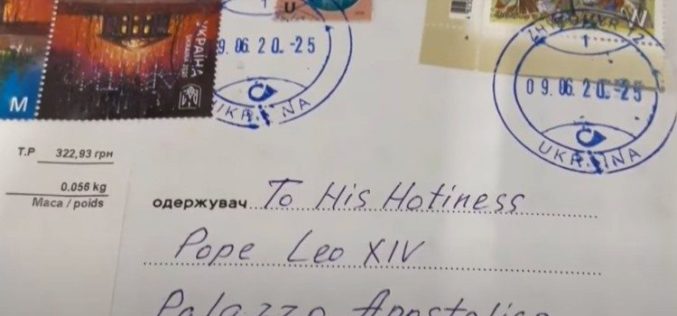 Папата Лав секојдневно добива 100 килограми пошта