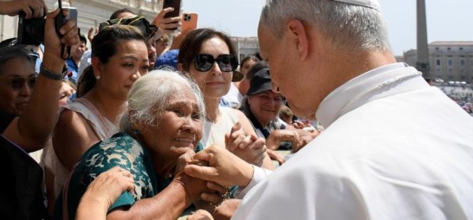 Папата: Посетата на постара личност е како средба со Исус, нè ослободува од рамнодушност и осаменост.
