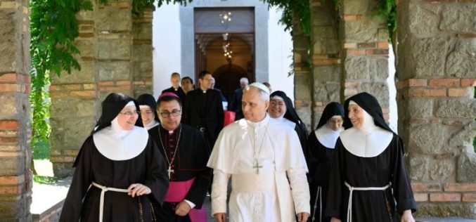 Папата до сестрите Клариси: Прекрасно е што Црквата го познава вашиот живот