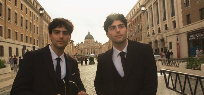 Близнаци креираа онлајн-платформа за да им дадат глас на источните христијани