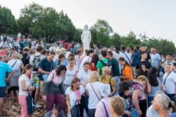 Папата до младите во Меѓугорје: Радувајте се заедно, не плашете се да плачете со оние што плачат