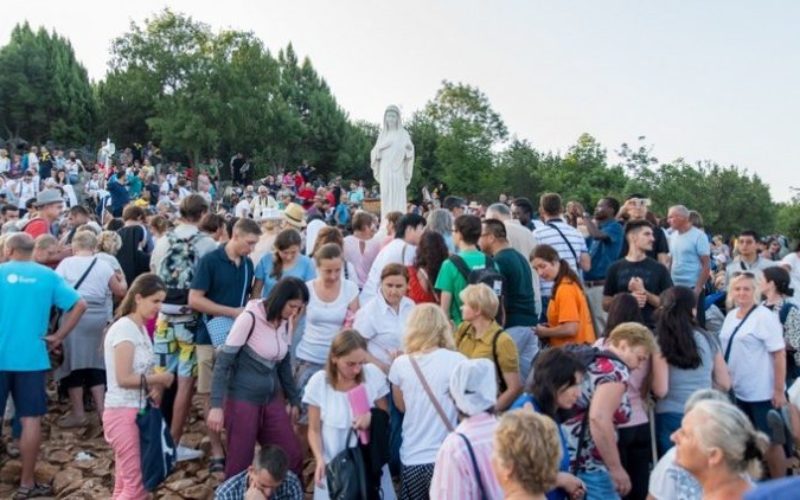 Папата до младите во Меѓугорје: Радувајте се заедно, не плашете се да плачете со оние што плачат