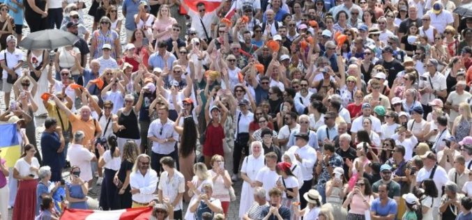 Папа Лав XIV: Му се молам на Бога оружјето во Украина да замолчи и да се отвори патот за дијалог