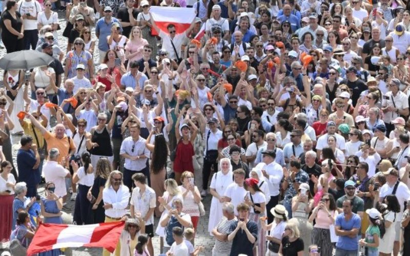 Папа Лав XIV: Му се молам на Бога оружјето во Украина да замолчи и да се отвори патот за дијалог