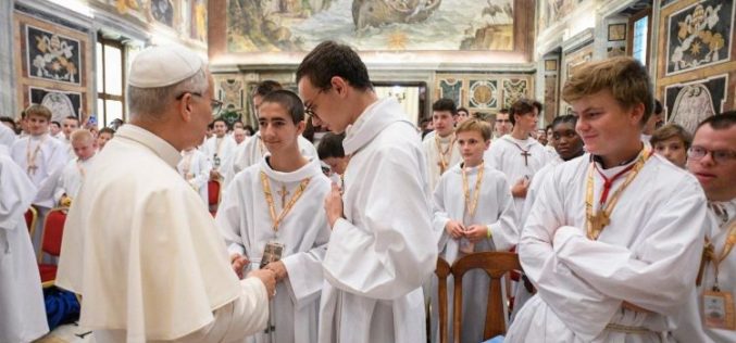 Папата Лав XIV до министрантите: Литургијата не е „должност“; вашата служба нека ја покаже својата убавина