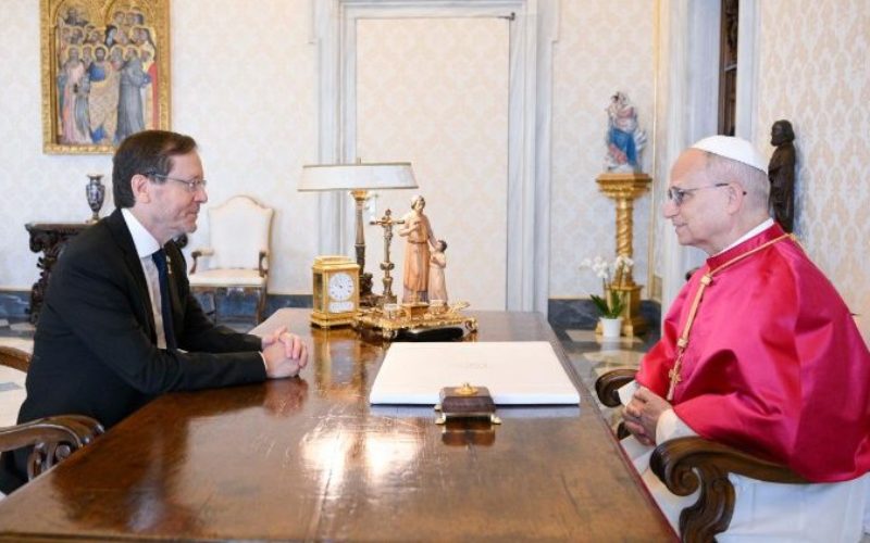 Папата го прими израелскиот претседател Херцог: Потребно е итно примирје во Газа и дозвола за влез на хуманитарната помош