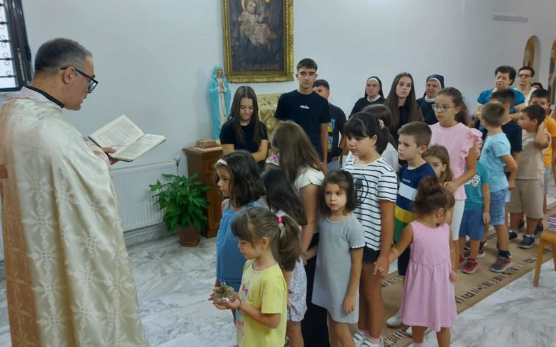 Благослов за учениците и просветните работници во црквата „Свети Петар и Павле“ во Гевгелија