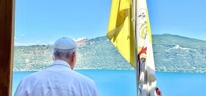 Папата Лав XIV на кратка посета во Кастел Гандолфо