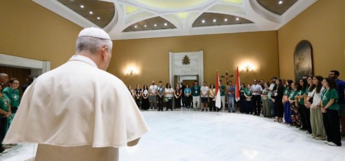 Папата се моли за Чарли Кирк и ожалостеното семејство