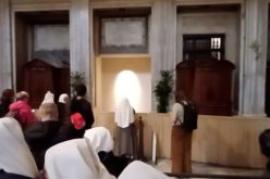 Шест месеци по смртта на Фрањо: Ходочесниците се молат на гробот на Папата