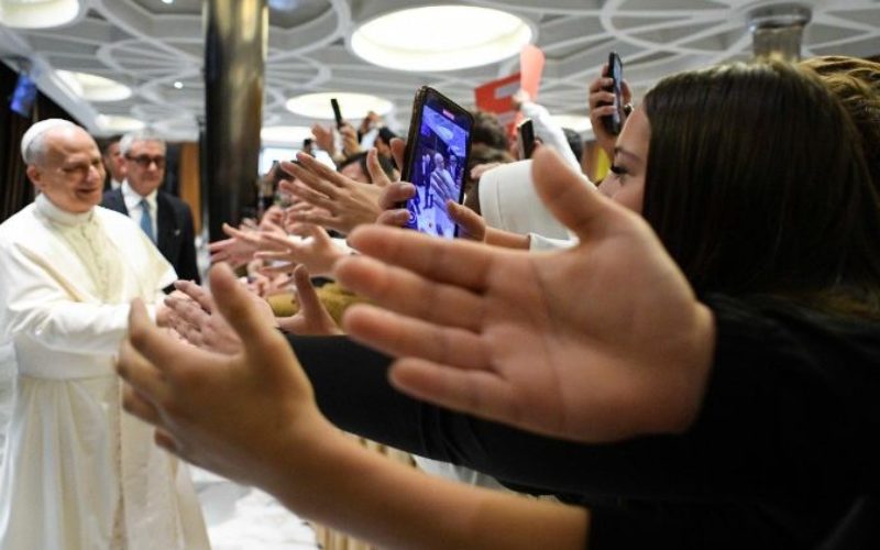 Папата до студентите: Не дозволувајте технологијата да ве користи
