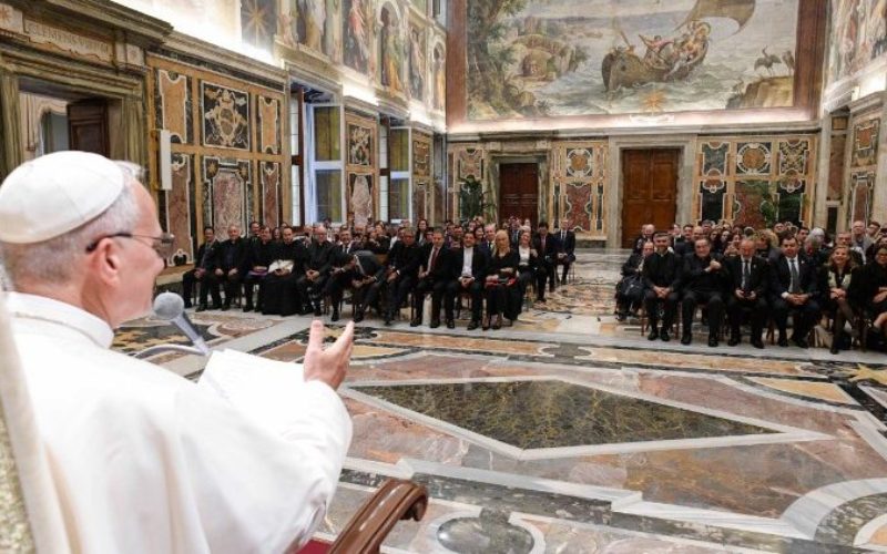 Папата до католичките универзитети: Образувајте граѓани кои се залагаат за општото добро