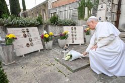 Папата на гробиштата Верано во Рим: Бог отвори премин кон вечниот живот во тунелот на смртта