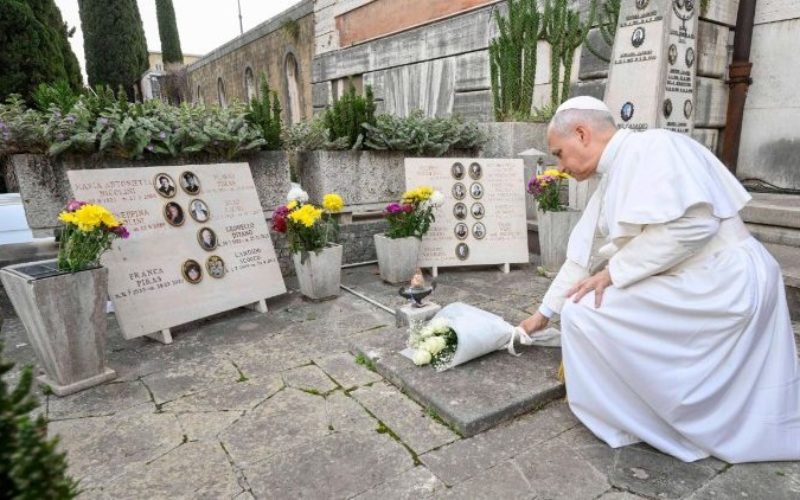 Папата на гробиштата Верано во Рим: Бог отвори премин кон вечниот живот во тунелот на смртта