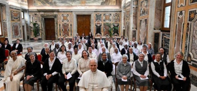 Папата до монахињите: Продолжете постојано да се дарувате во љубовта