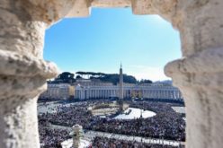 Папа: Можеме да им оддадеме почит на загинатите во војната со прекин на огнот и застапување на мирот