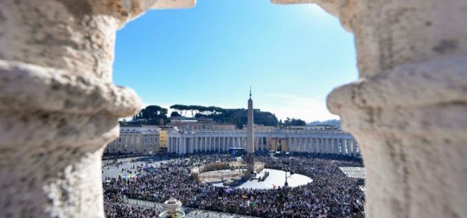 Папа: Можеме да им оддадеме почит на загинатите во војната со прекин на огнот и застапување на мирот