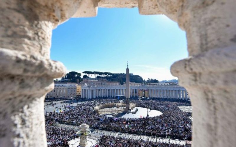 Папа: Можеме да им оддадеме почит на загинатите во војната со прекин на огнот и застапување на мирот