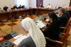 Папата се сретна со префектите на Куријата