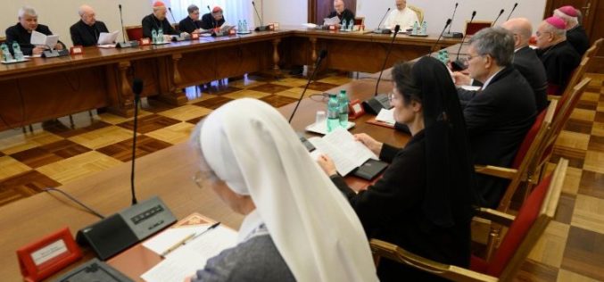 Папата се сретна со префектите на Куријата