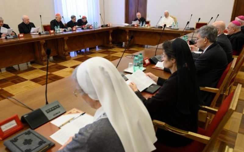 Папата се сретна со префектите на Куријата