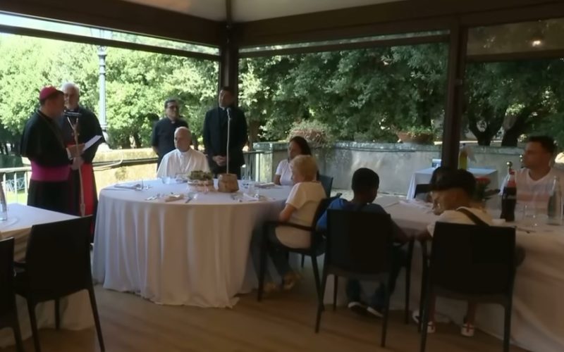 Папата Лав XIV ќе руча со 1.300 сиромашни во Ватикан