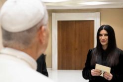 Папата се сретна со Лаура Паузини, која му подари песна вдахновена од Свети Фрањо