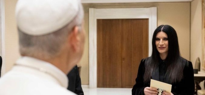 Папата се сретна со Лаура Паузини, која му подари песна вдахновена од Свети Фрањо