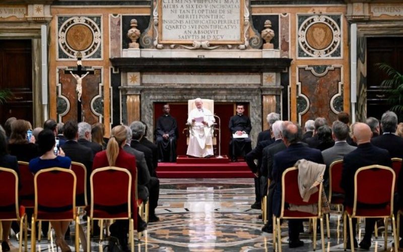 Лав XIV: Потребни ни се политики што го штитат достоинството на малолетниците во ерата на вештачката интелигенција