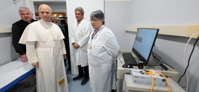 Папата ја отвори амбулантата „Свети Мартин“ на колонадата на плоштадот „Свети Петар“