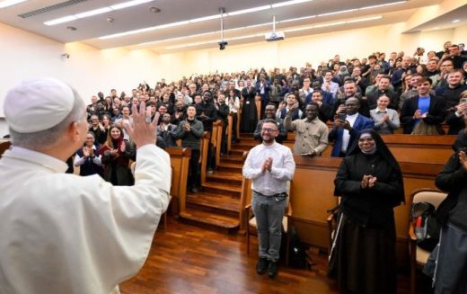 Папата на Латеранскиот Универзитет: Во свет загрозен од културна празнина, мора да се едуцира за мир