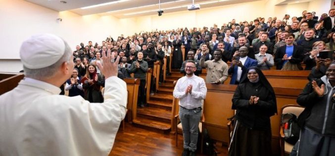 Папата на Латеранскиот Универзитет: Во свет загрозен од културна празнина, мора да се едуцира за мир