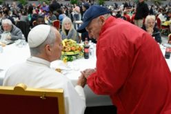 Папата Лав руча со сиромашните, потсетувајќи на луѓето кои страдаат од војни