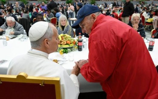 Папата Лав руча со сиромашните, потсетувајќи на луѓето кои страдаат од војни