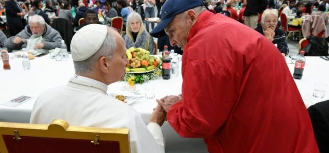 Папата Лав руча со сиромашните, потсетувајќи на луѓето кои страдаат од војни