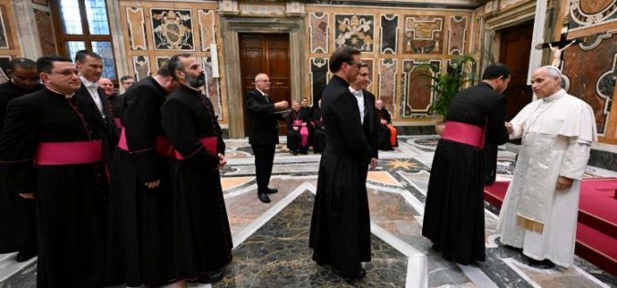 Папата до персоналот на нунцијатурите: Носете надеж таму каде што недостасува мир