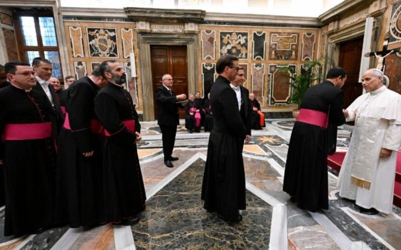 Папата до персоналот на нунцијатурите: Носете надеж таму каде што недостасува мир